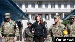 美国驻联合国大使萨曼莎·鲍尔和美国军人在韩国和朝鲜之间的板门店停战村南侧（2016年10月9日）