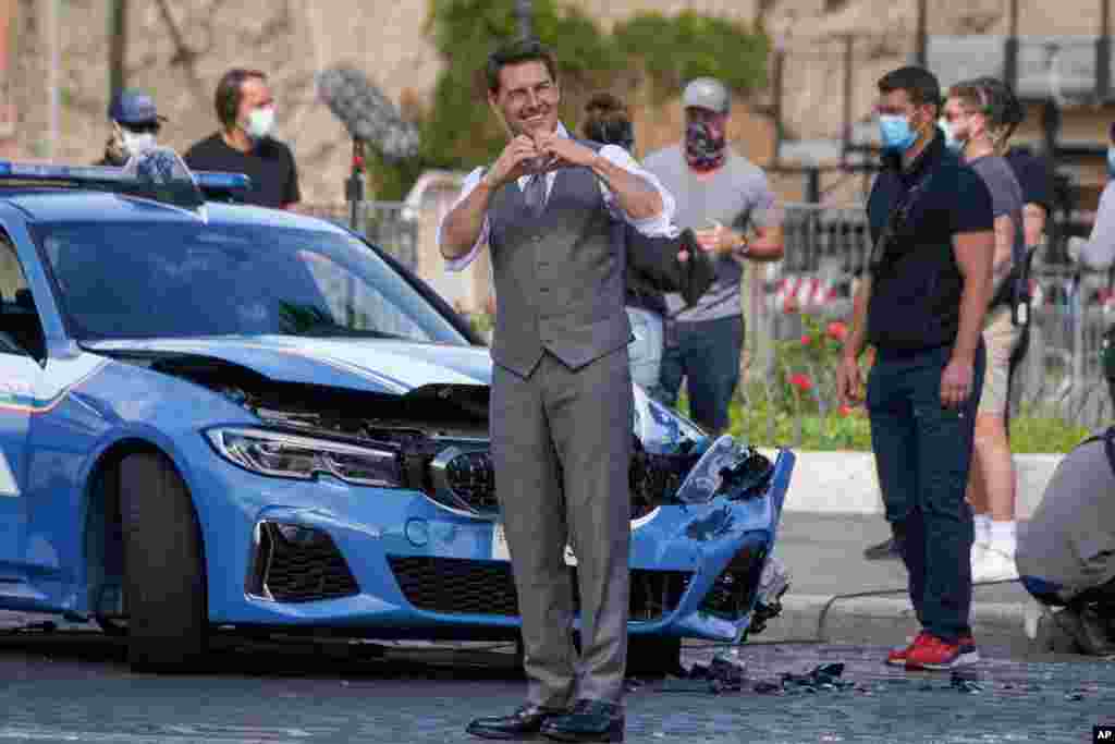 미국 배우 톰 크루즈가 이탈리아 로마에서 진행된 영화 &#39;미션 임파서블 7&#39; 촬영장에서 팬들을 향해 손하트를 만들었다.