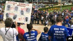 사형집행에 반대하는 아칸소 주민들이 지난 14일 리틀록 주 의사당 앞에서 시위를 벌이고 있다. 사진 왼쪽의 시민이 든 표지물에는 형 집행이 예고된 수감자들의 얼굴과 예정 날짜가 기록돼있다. 