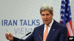 جان کری پس از مذاکرات محرمانه اتمی با رسانه ها گفت و گو می کند. وین، ۱۵ ژوئیه ۲۰۱۴
