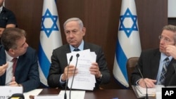 2023年7月17日，以色列总理本杰明·内塔尼亚胡(中)、外交部长伊莱·科恩(左)和内阁秘书约西·福克斯(右)在耶路撒冷总理办公室出席内阁会议。（美联社照片）