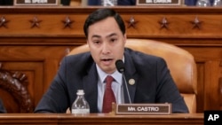 រូបឯកសារ៖ លោក វ៉ាឃីន កាស្រ្តូ ​អ្នក​តំណាងរាស្ត្រ​ប្រចាំ​រដ្ឋ​តិចសាស​ដែល​មក​ពីខាង​គណបក្ស​ប្រជា​ធិប​តេយ្យ ក្នុង​ពេល​សាកសួរ​នាយក​ទីភ្នាក់ងារ​ FBI នៅ​វិមាន​កាពីតូល ក្នុង​រដ្ឋធានី​វ៉ាស៊ីនតោន កាលពី​ថ្ងៃ​ច័ន្ទ ទី២០ ខែ​មីនា ឆ្នាំ២០១៧។ (រូបថត AP)