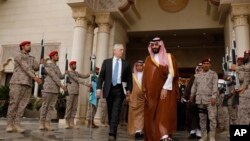 جیم متیس وزیر دفاع آمریکا و محمد بن سلمان جانشین ولیعهد و وزیر دفاع عربستان سعودی در ریاض - ۳۰ فروردین ۱۳۹۶ 