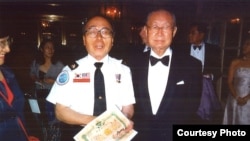 지난 2011년 강석희 씨가 백선엽 전 육군참모총장(오른쪽)과 함께 했다. 60년 전 백선엽 전 총장으로부터 받은 제대증명서를 들고 있다.