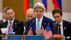 မြန်မာနိုင်ငံ၊ နေပြည်တော်မှာ ကျင်းပနေတဲ့ အာဆီယံနိုင်ငံခြားရေးဝန်ကြီးများအဆင့် အစည်းအဝေးကို တက်ရောက်လာတဲ့ အမေရိကန် နိုင်ငံခြားရေးဝန်ကြီး John Kerry. (သြဂုတ် ၉၊ ၂၀၁၄)