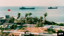 台湾军方2015年4月21日提供的图片显示，台湾两艘军舰停泊在太平岛附近