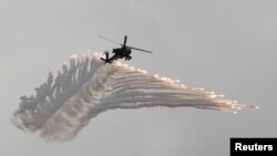 AH-64阿帕奇武装直升机在汉光军演上抛射诱饵弹模拟解放军攻台。（2018年6月7日）