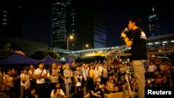 香港民主示威者在政府总部外面倾听一位学生讲话（2014年10月10日）