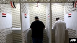 Des égyptiens expatriés vote lors de l'élection égyptienne à l'ambassade du Koweit, le 16 mars 2018.