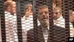 埃及内政部提供的视频显示被推翻的总统穆尔西在羁押被告的囚笼内讲话。（2013年11月3日）