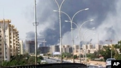 Foto yang diambil dari video Associated Press, asap membumbung dari arah bandara Tripoli di Tripoli, Libya, 13 Juli 2014.