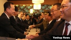 인천 아시안게임 폐막식을 계기로 만난 남북 고위급 인사들이 악수하고 있다.