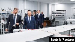 俄罗斯总统普京在圣彼得堡特别技术中心参观一个无人机制造厂。（2024年9月19日）