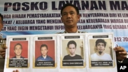 Juru bicara kepolisian Sumatera Utara, Kol. Raden Heru Prakoso memperlihatkan foto-foto buron teroris yang melarikan diri dari penjara Tanjung Gusta (16/7). Kepolisian RI kembali melancarkan perburuan segera untuk menangkap kembali sekitar 100 napi yang kabur dari rutan di pulau Batam, 17 Juli 2013.