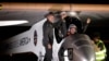 Solda &quot;Solar Impulse&quot;un həmtəsis&ccedil;isi, pilotu və sahibi Andre Borşberq pilot Bertrand Pikkardı Feniksdəki &quot;Sky Harbor&quot; beynəlxalq hava limanında salamlayır. Mayın 4-&uuml;, 2013-c&uuml; il