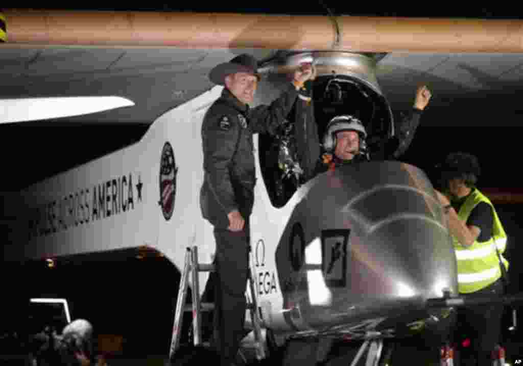 Solda &quot;Solar Impulse&quot;un həmtəsis&ccedil;isi, pilotu və sahibi Andre Borşberq pilot Bertrand Pikkardı Feniksdəki &quot;Sky Harbor&quot; beynəlxalq hava limanında salamlayır. Mayın 4-&uuml;, 2013-c&uuml; il