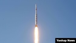 지난해 2월 조선중앙통신이 보도한 광명성 4호 발사 장면 (자료사진)