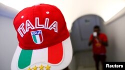 ፋይል - አንድ ወጣት ስደተኛ ሲሲሊ በሚገኘው ካልታጂሮኔ ከተማ በሚገኘው የስደተኞች ጣቢያ ፎቶግራፍ ሲነሳ ይታያል - ሚያዚያ 20፣ 2016