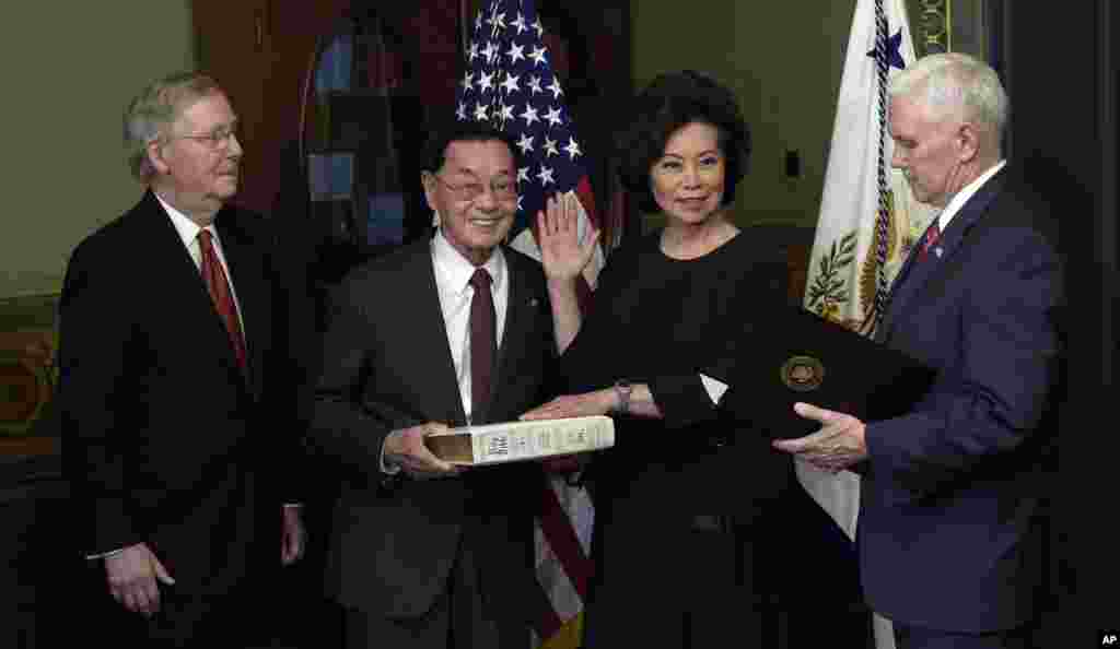 在白宫园区的艾森豪威尔行政大楼里，美国交通运输部长赵小兰在彭斯副总统主持下宣誓就职，她的父亲手持圣经，她的丈夫，美国参议院共和党领袖米奇&middot;麦康奈尔在场（2017年1月31日） 。