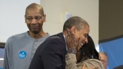 Presiden Obama dipeluk oleh seorang pendukungnya saat ia mengunjungi sebuah TPS di Chicago, Selasa pagi (6/11).