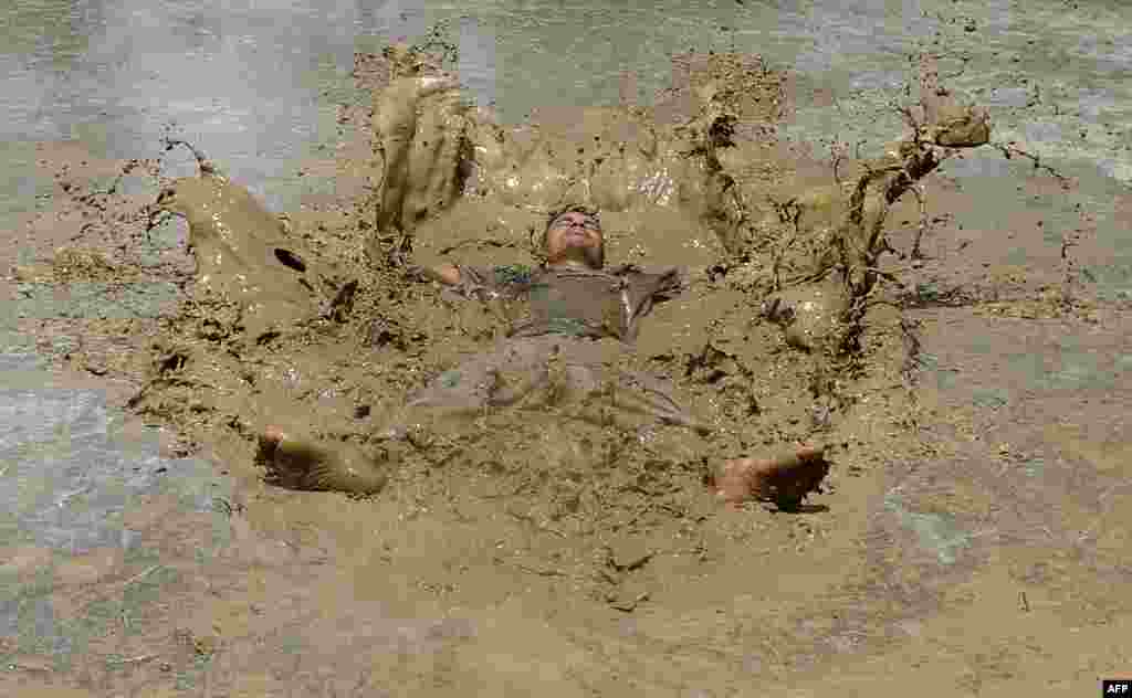 យុវជន​នេប៉ាល់​លេងភក់​នៅ​ក្នុង​ដី​ស្រែ​មួយ​ក្នុង​ភូមិ Baande ជាយ​ក្រុង​ Kathmandu។