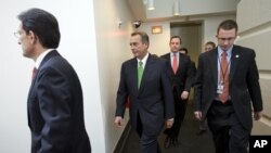 1일 공화당 간부회의 참석차 의회에 들어서는 존 베이너 하원의장(왼쪽 두번째)과 공화당 소속 하원의원들. 