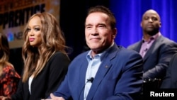 Arnold Schwarzenegger (à droite) et Tyra Banks sont sur le plateau de l'émission "The New Celebrity Apprentice" à Universal City, en Californie, le 9 décembre 2016.