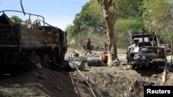 Seorang tentara Mali berjalan menuju perkemahan militer yang ditinggalkan oleh militan radikal Islam pasca serangan udara tentara Perancis di Diabaly, sebelah utara ibukota Bamako (21/1). Sebagian besar militan dilaporkan telah meninggalkan kota Gao, Mali.