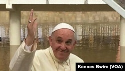 Papa Francis yuko kwenye ziwa takatifu la Namugongo. Novemba 2015.