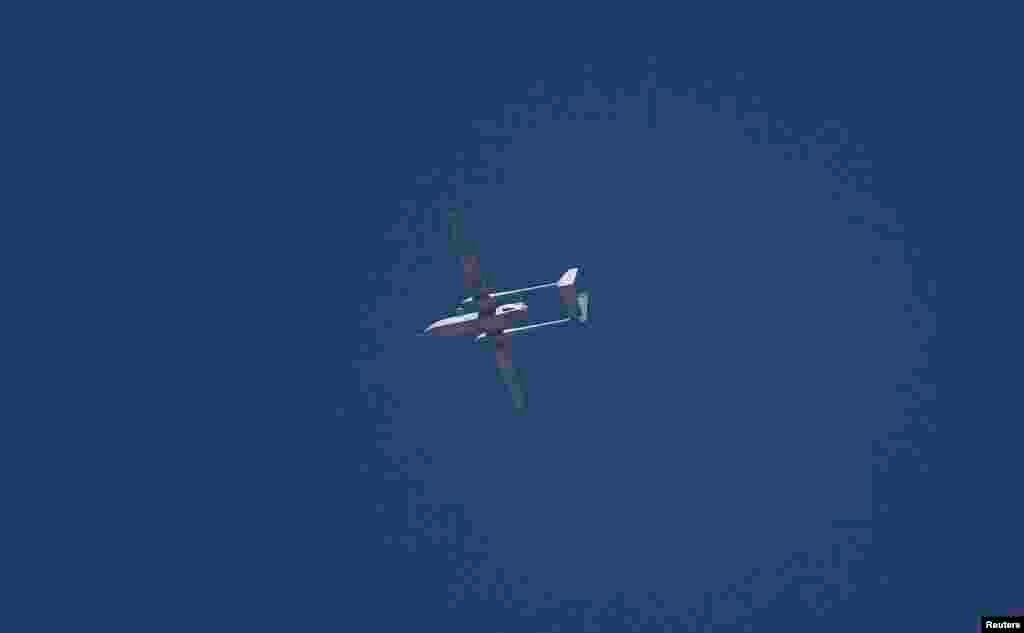 Pesawat tanpa awak Israel terbang di atas Tepi Barat kota Hebron, 14 Juni 2014.