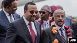 Le ministre érythréen des Affaires étrangères, Osman Saleh Mohammed, avec le Premier ministre éthiopien, Abiy Ahmed, et le ministre éthiopien des affaires étrangères, Workeneh Gebeyehu à Addis-Abeba, le 26 juin 2018.