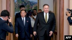 지난 6월 평양을 방문한 마이크 폼페오 미 국무장관(오른쪽)과 김영철 노동당 부위원장 겸 통일전선부장이 회담을 하기위해 백화원 영빈관으로 들어서고 있다. 