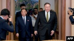 지난 7월 평양을 방문한 마이크 폼페오 미 국무장관(오른쪽)과 김영철 노동당 부위원장 겸 통일전선부장이 회담을 하기위해 백화원 영빈관으로 들어서고 있다. 