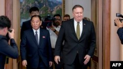 지난 7월 평양을 방문한 마이크 폼페오 미국 국무장관(오른쪽)과 김영철 북한 노동당 부위원장 겸 통일전선부장이 회담장인 백화원 영빈관으로 들어서고 있다.