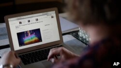 La capitaine transgenre Jennifer Sims de l’armée américaine consulte l’internet sur son laptop après une interview avec Associated Press près de Regensburg, Allemagne, 29 juillet 2017.