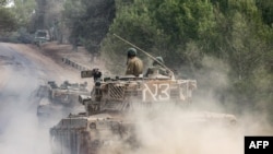 以色列坦克在与加沙地带交界处行动。（法新社2023年12月5日）