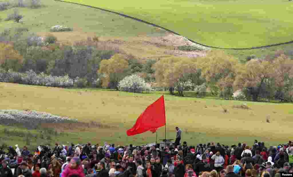 Warga berkumpul setelah reka ulang dalam peringatan 70 tahun kemerdekaan Simferopol dari pasukan fasis pada Perang Dunia II di luar desa Kurtsy, dekat Simferopol, Krimea (13/4).&nbsp;(Reuters/Maxim Shemetov)