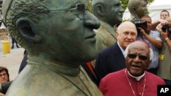 L'archevêque sud-africain Desmond Tutu, prix nobel de la paix en 1984, Desmond Tutu, à Cape Town, Afrique du sud, le 16 décembre 2005. 