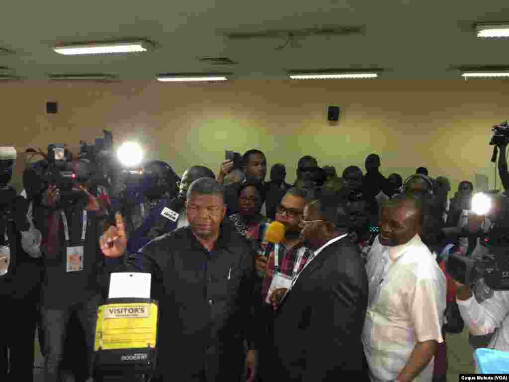 João Lourenço, presidential candidate for the MPLA party shows his ink-stamped thumb after voting in Luanda, Aug. 23, 2017.