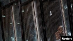 Un membre des frères musulmans lors d'un procès au Palais de Justice du Caire, en Egypte, le 31 mai 2016.