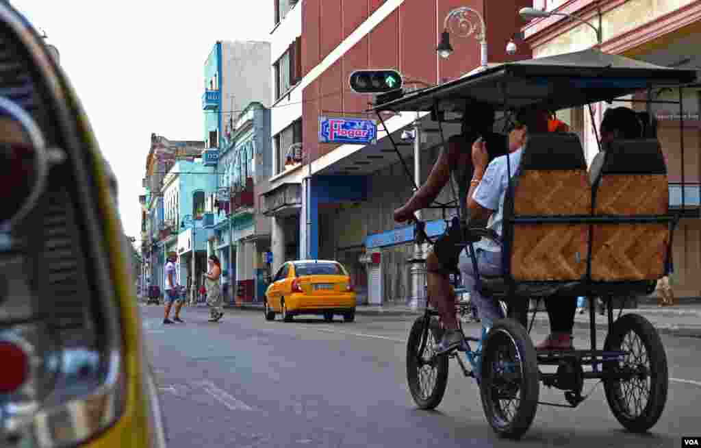 On the streets of historic Havana, Cuba. (R. Taylor / VOA) 