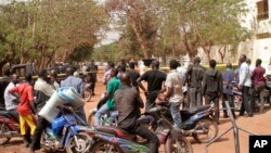 Des curieux regardent la police qui se dépolie après un attentat contre une discothèque par des dhommes armés à Bamako, Mali, 7 mars 2015