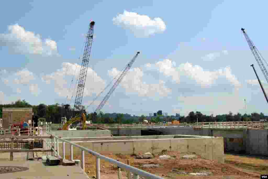 Blue Plains plans to cut its nitrogen discharges into the Potomac River by half when this expansion project is completed in 2014. (Rosanne Skirble/VOA)