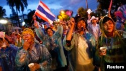 태국 방콕에서 26일 반정부 시위대가 내무부 청사를 포위한 채 시위를 벌이고 있다.