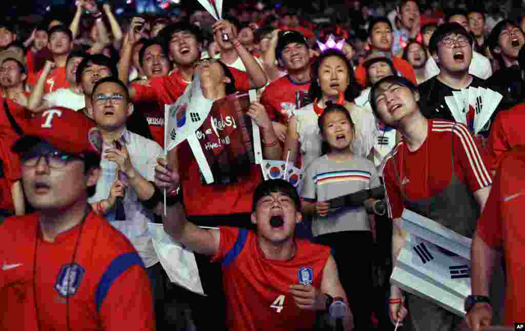 ደቡብ ኮርያውያን ንግጥም ሃገሮም ምስ ሽወደን ብመስኮት ተለቪዥን እናተኸታተሉ