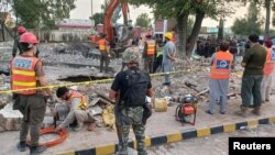 เจ้าหน้าที่บรรเทาทุกข์เข้าไปยังพื้นที่ที่ถูกโจมตีด้วยมือระเบิดพลีชีพในปากีสถาน