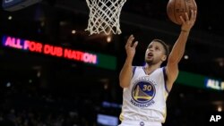 Stephen Curry des Golden State Warriors tire contre Utah Jazz au cours de la première moitié d'un match de basket NBA, le 9 Mars 2016, à Oakland, en Californie.