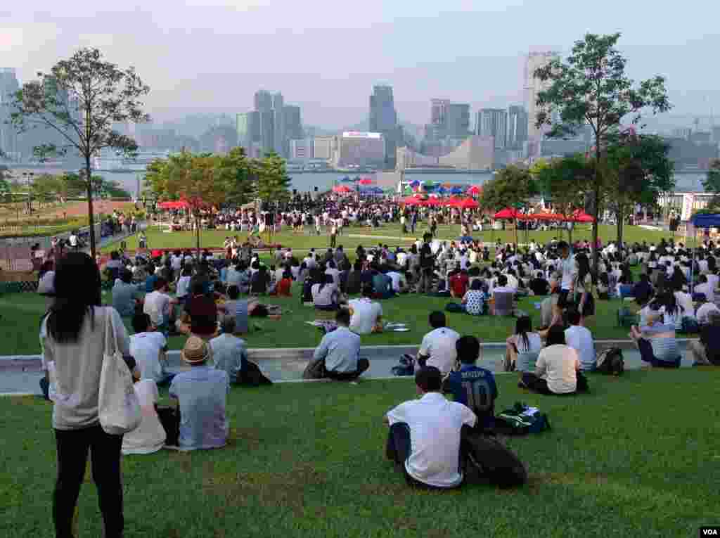 香港学联罢课移师政府总部附近添马公园（美国之音海彦拍摄）