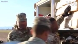 Des soldats américains construisent des tentes à la frontière (vidéo)