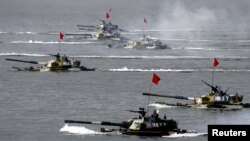 在山东半岛附近举行的中俄联合军演出动了水陆两栖坦克（2005年8月20日）奥沙利文教授说，中国可能试图打破国际秩序，俄罗斯不喜欢现行体系